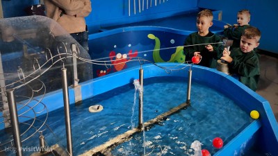 Dzieci kochają bawić się wodą, dlatego warto odwiedzić Świat Techniki w Ostrawie.