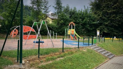 Plac zabaw w Wiśle są zlokalizowane przy szkoła podstawowych, ale są ogólnodostępne.