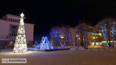 Wiślański rynek w zimowej dekoracji świątecznej.