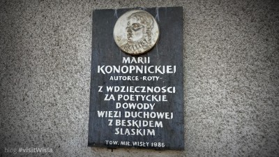 Pamiątkowa tablica poświecona Marii Konopnickiej do dziś zdobi elewację Hotelu Piast w Wiśle.