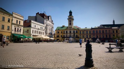 Rynek w Cieszynie z ratuszem i fontanną św. Floriana.