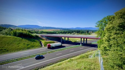 Nawet dojazd do Cieszyna, drogą ekspresową S52 jest bardzo malowniczy.
