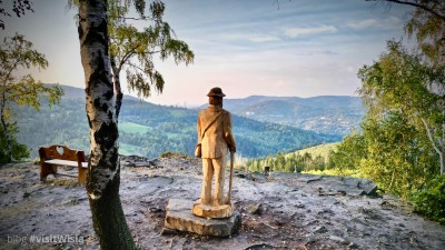 Julian Ochorowicz spogląda na Wisłę, z Krzakowskiej Skały.