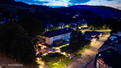 Wiślański deptak i tablice o historii miasta Wisły na deptaku.