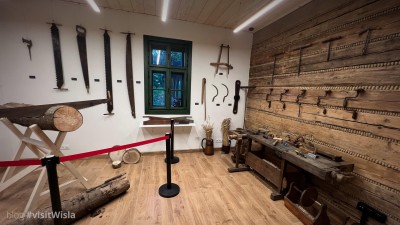 Habsburska Osada Gospodarcza „U początków Wisły” składa się z dwóch budynków.