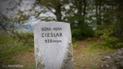 Na szczycie Cieślara stoi obelisk w kształcie ostrza siekiery – narzędzia cieślii.