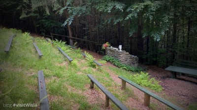 Ławki i ołtarz kamienny w Leśnym Kościele na Bukowej w Wiśle