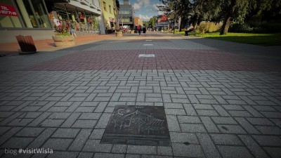 Tablice o historii miasta Wisły na deptaku.