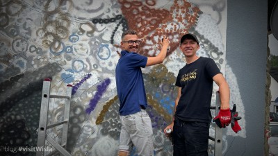 Po prawej artysta Mgr Mors - twórca muralu.