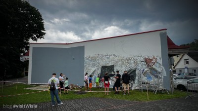 Mural „Wisła domem dla kultur świata” w trakcie powstania.