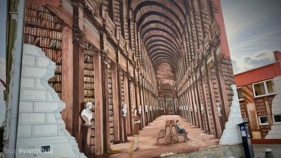 Mural na budynku Biblioteki Miejskiej Ustroń 