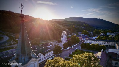 Rynek (pl. Hoffa) w Wiśle i wieża Kościoła Ewangelickiego