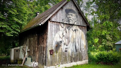 Deskal przy Muzeum Jana Wałacha w Istebnej
