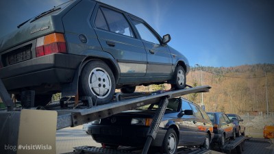 Te samochody mają oddawać realia lat 90. XX w.  Foto: Wojciech Rozkoszny