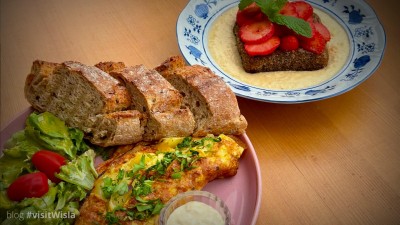 Spanish omlette & French toast w waniliowym sosie w cynamonowej kruszonce z truskawkami - Bombon Bistro & Café Wisła